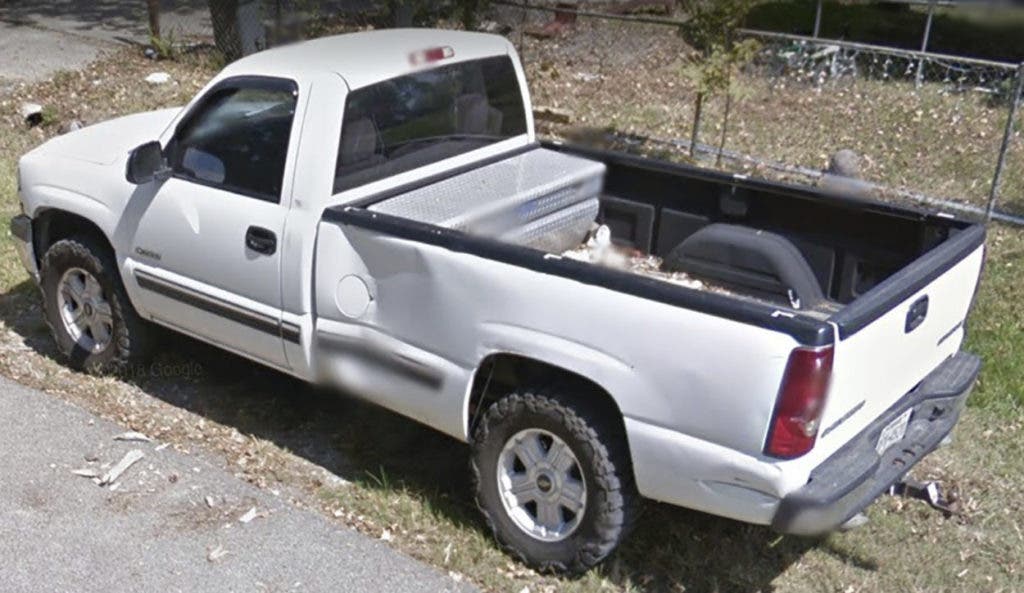 Esta foto sin fecha proporcionada por el Departamento de Justicia Criminal de Texas muestra una camioneta Chevy blanca presuntamente arrebatada a una familia por el prófugo Gonzalo López. López, un asesino convicto en fuga desde que escapó de un autobús de la prisión después de apuñalar a su conductor el mes pasado, recibió un disparo mortal por parte de la policía el jueves 2 de junio de 2022 en Jourdanton, Texas, después de que mató a una familia de cinco y robó su camioneta. camión desde una cabaña rural de fin de semana, dijo un portavoz del sistema penitenciario de Texas.