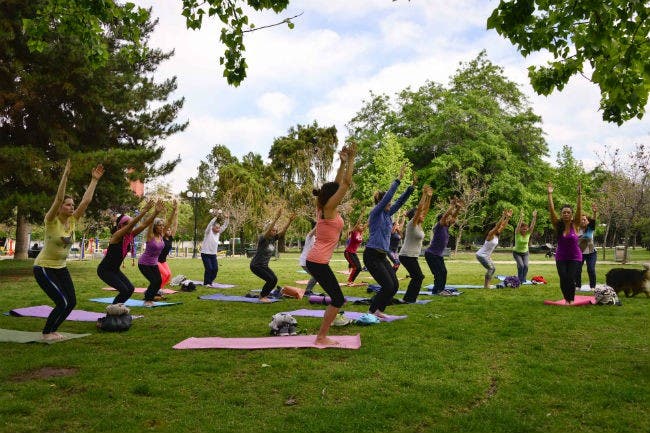 Realizaran sesiones de yoga de manera gratuita