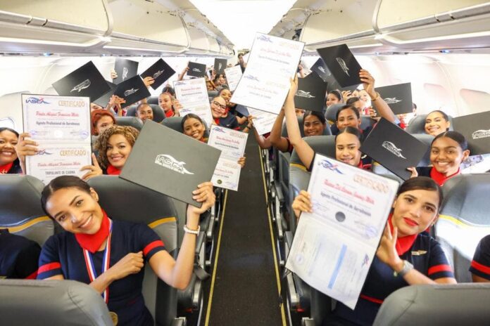 IASCA gradúa 100 estudiantes dominicanos en pleno vuelo
