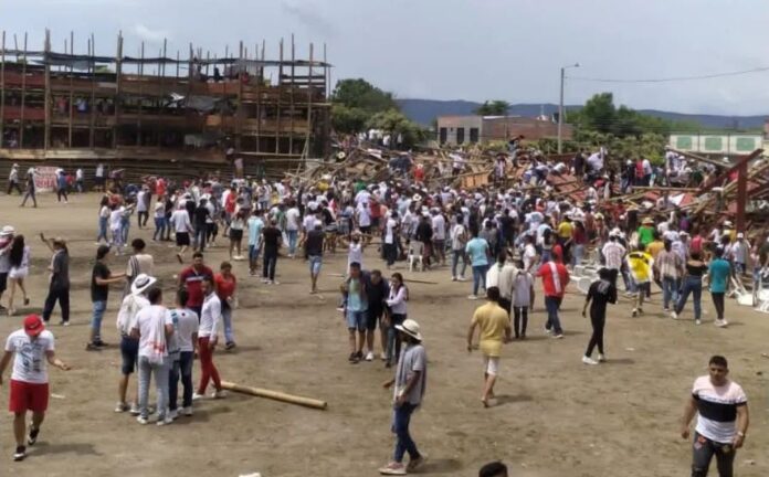Video: al menos 4 muertos y decenas de heridos por derrumbe en plaza de toros en Colombia