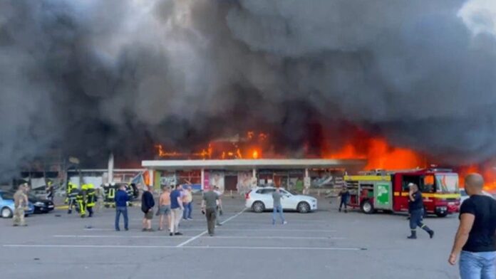 Al menos 10 muertos y 40 heridos en ataque ruso contra centro comercial en Ucrania