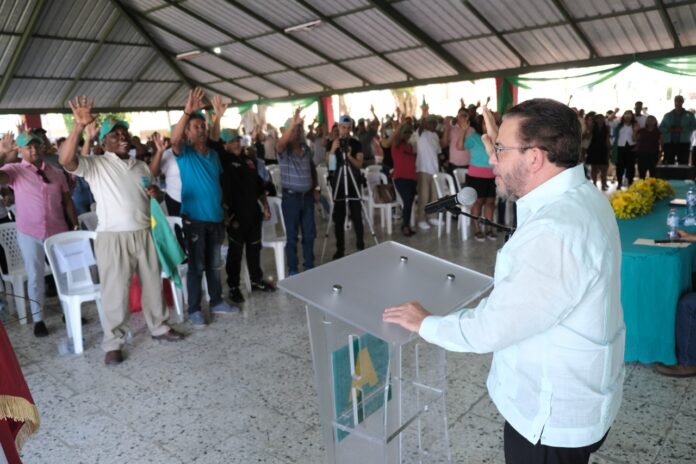 Alianza País juramenta nuevos afiliados en Santo Domingo Este