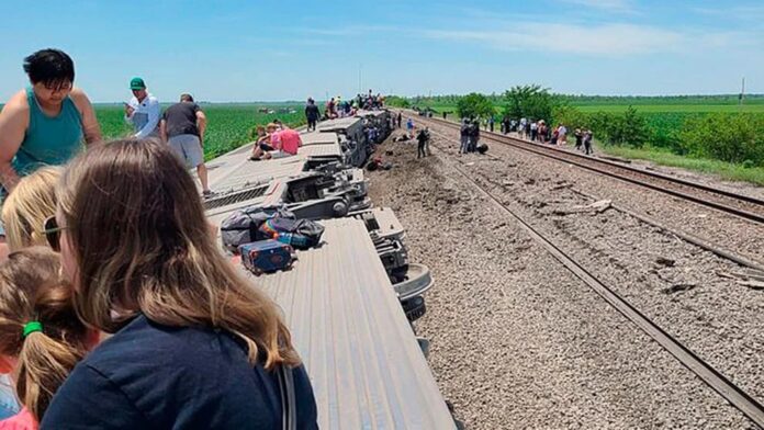Descarrila tren transportaba 250 personas; al menos tres muertos y 50 heridos