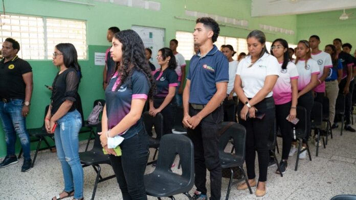 Fundación DAMA premia a cinco estudiantes meritorios en Manoguayabo