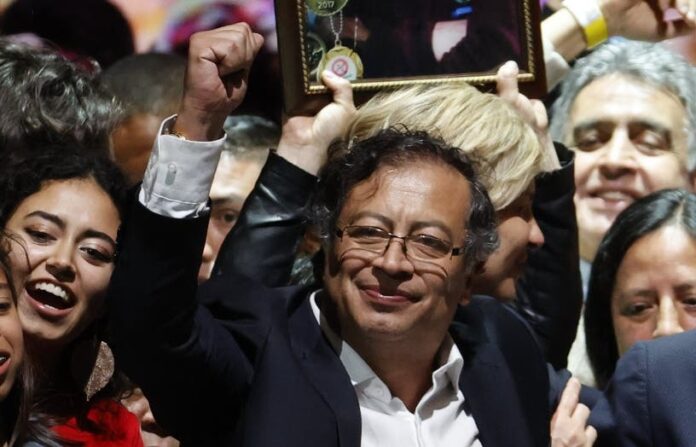 Llegada de Gustavo Petro al poder da esperanza de cambio a Colombia
