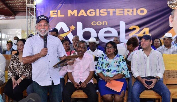 Maestros de Enriquillo apoyan a Abel Martínez