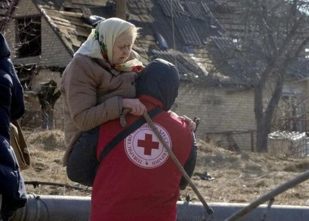 Anciana es ayudada por médico