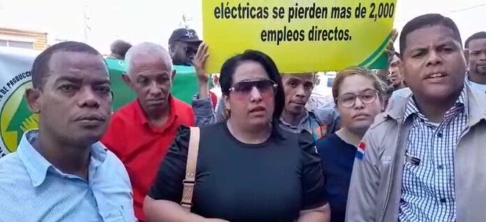 Video: Cooperativas se manifiestan frente a Edeeste para exigir reivindicaciones