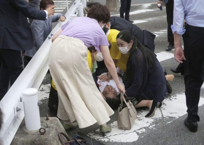 Shinzo Abe es asistido tras recibir disparo por la espalda durante acto electoral.