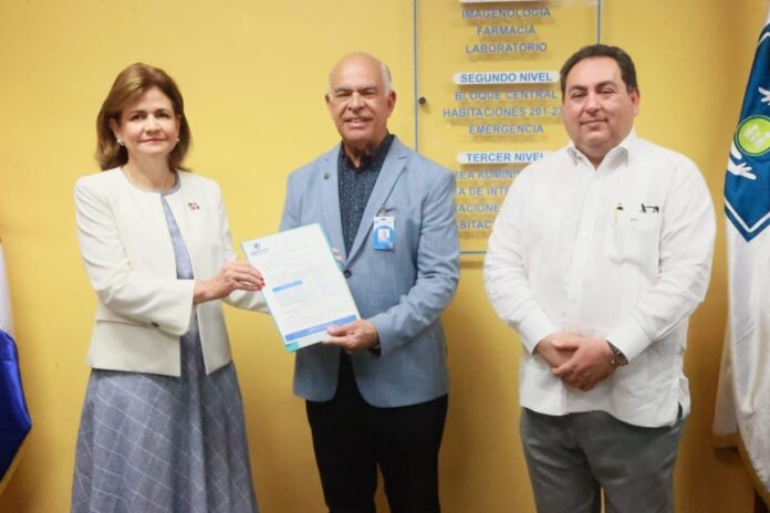 Peña recibe certificado de garantía reparación y obras en el Darío Contreras