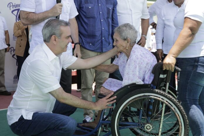Abinader beneficia con pensión y reparación de casa a señora de 105 años