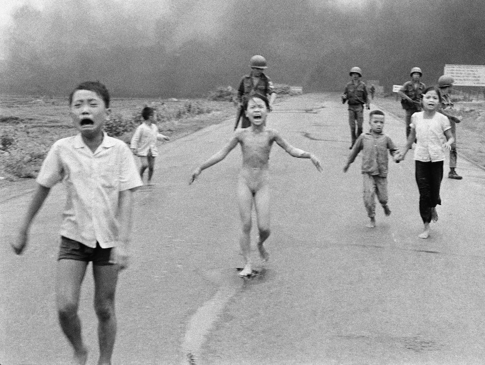 La famosa fotografía de la niña que corre luego de que su casa fuera bombardeada con Napalm fue registrada en 1972
(AP Photo/Nick Ut)