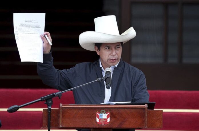 Perú: Presidente Pedro Castillo renuncia al partido que lo llevó al Gobierno
