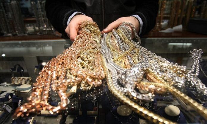Roban a pastor de Nueva York un millón de dólares en joyas durante sermón