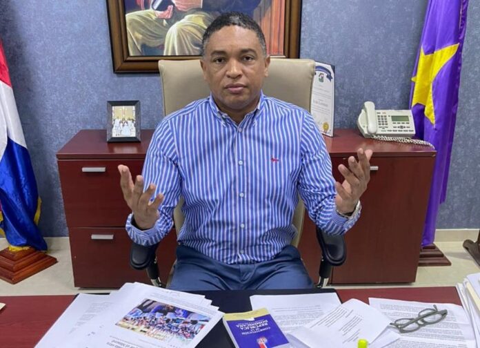 Senador PLD cuestiona fortuna del ministro de Hacienda Jochy Vicente