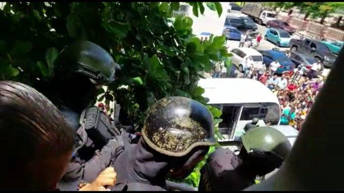 Video: Multitud se desvive por Rochy RD a su salida del tribunal