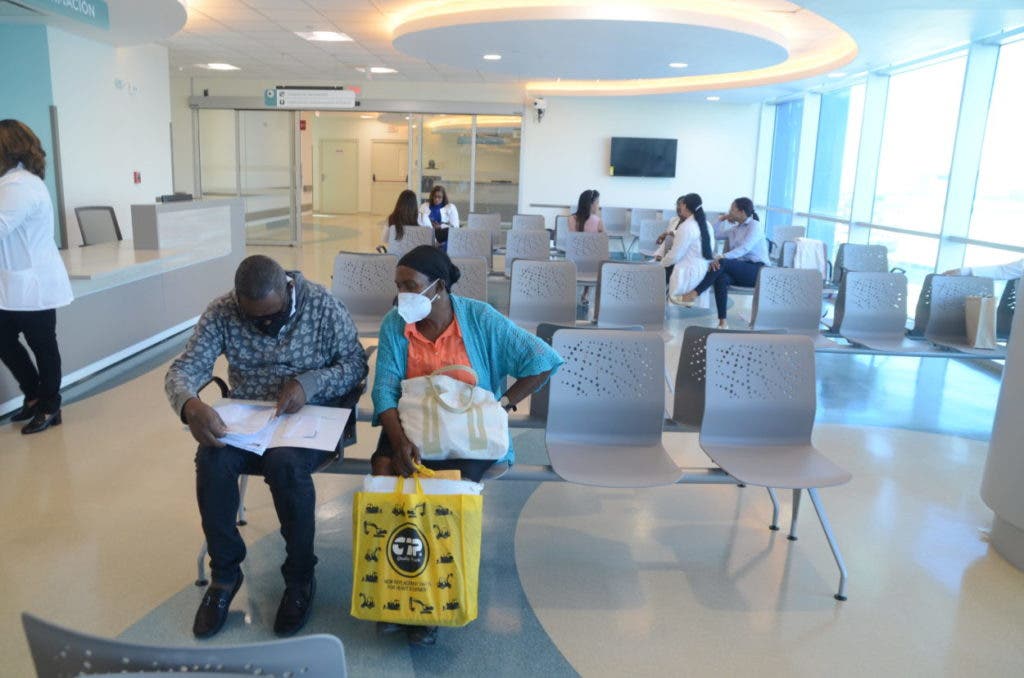 Pacientes esperan en consultas externas del  hospital Luis Eduardo Aybar (Morgan)
