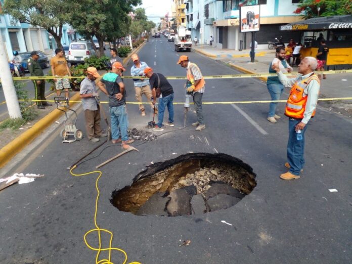 Fotos: Así fue el socavón que se produjo en avenida Las Carreras de Santiago