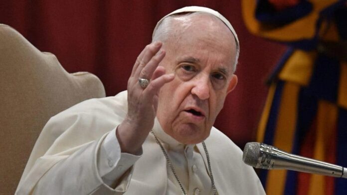 Vaticano destaca que papa defiende paz en Ucrania tras críticas
