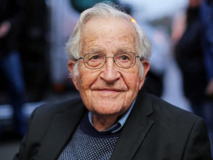 Chomsky, Corbyn y 200 figuras mundiales piden aprobar nueva Constitución