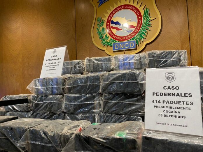 DNCD ocupa 414 paquetes de lo que presume es cocaína; arresta tres