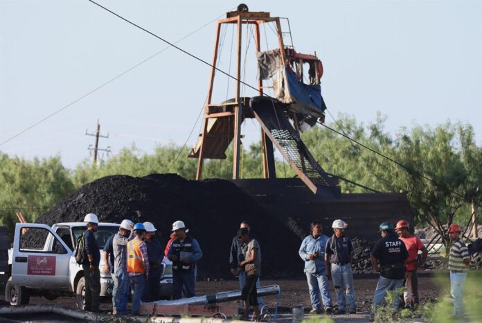 Diez mineros siguen atrapados tras 48 horas del derrumbe