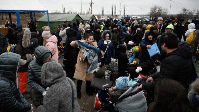 España aprueba ayuda de 400 euros al mes a refugiados ucranianos