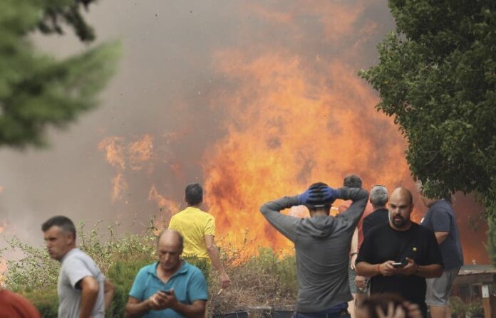Evacúan 1,300 por fuegos forestales Zaragoza,  España
