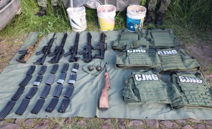 Fusiles, rifle y bombas molotov: el arsenal decomisado al CJNG en Jalisco