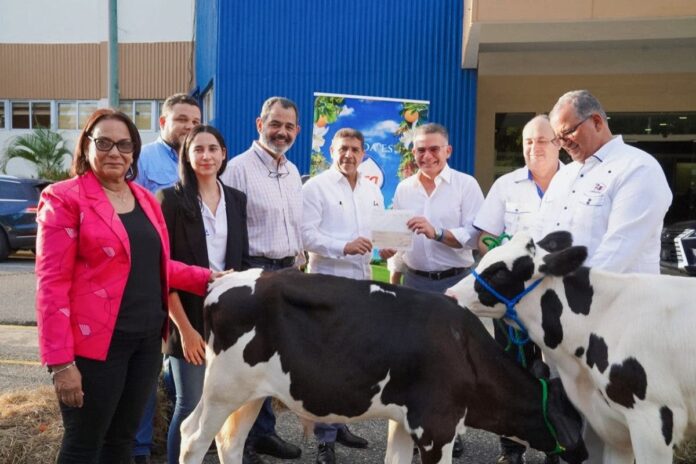 Limber recibe 25 becerros donados por Grupo Rica para mejorar genética de ganadería