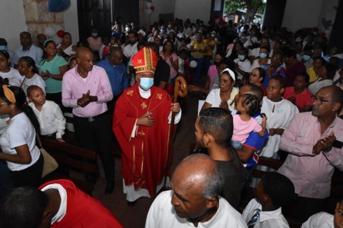 Obispo oficia misa de San Lorenzo y bendice Juegos de Los Mina