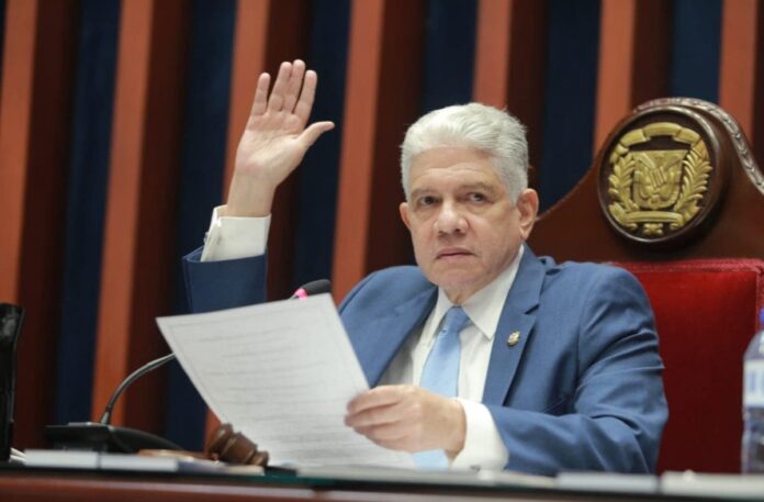 PRM decide Eduardo Estrella continúe como presidente del Senado
