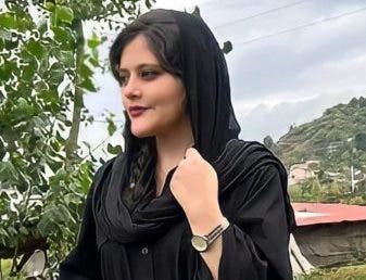 Muere joven iraní que fue detenida por la Policía por llevar mal el velo