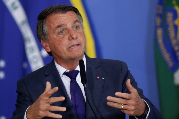 Desde el inicio de la crisis sanitaria, Bolsonaro minimizó su gravedad, condenó las medidas preventivas, puso en duda las vacunas y tildó de “gripecita” al virus. 
