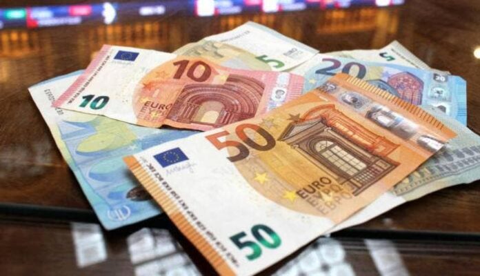 El euro cae a mínimos desde hace veinte años frente al dólar