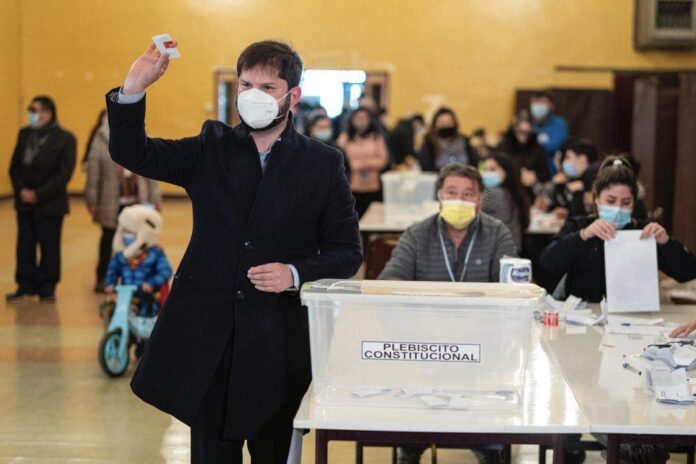 Presidente Boric y familia votan «esperanzados» en Punta Arenas