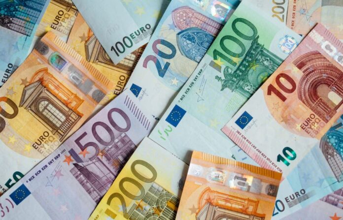 Tasa de cambio del dólar y euro en principales bancos de RD