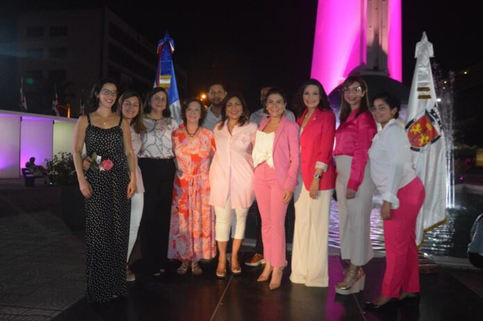 Monumentos del Distrito Nacional se iluminan de rosa por lucha contra Cáncer de Mama