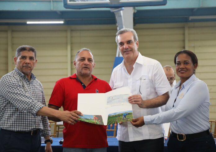Abinader encabeza segunda entrega de cheques a 1,762 productores afectados por huracán Fiona