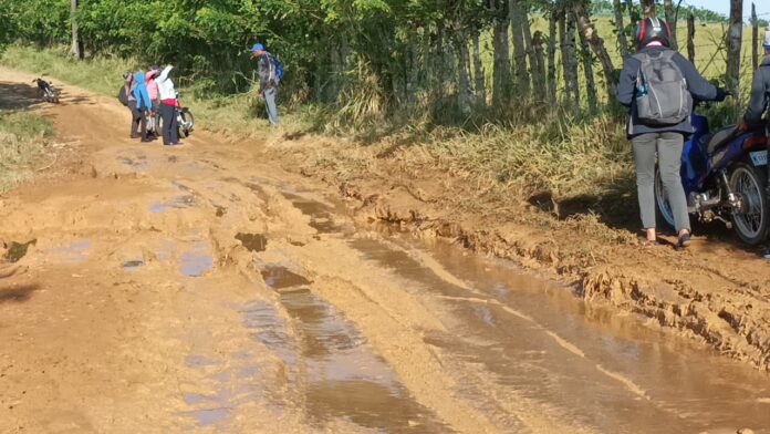 (VIDEO) Bloquean carretera de Sabana Grande de Boyá en reclamo de su reparación