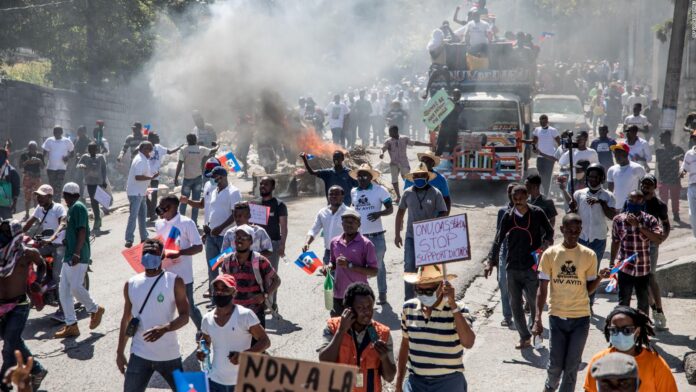 (VIDEO) En medio de protestas y disparos en Juana Méndez, haitianos aseguran su país es un desastre