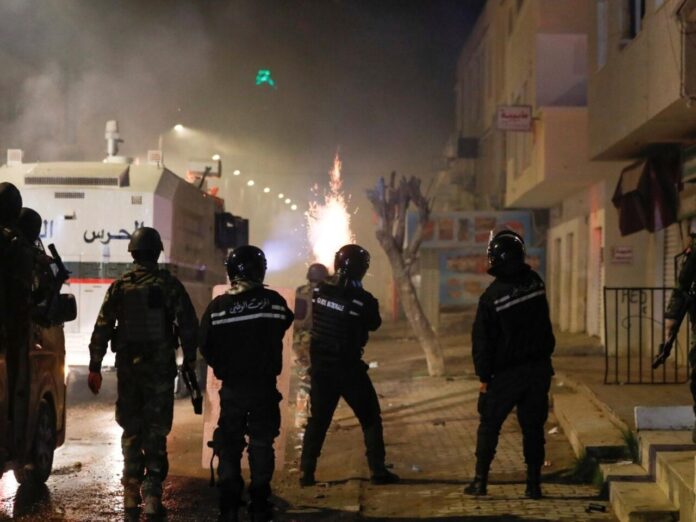 Sociedad civil tunecina condena uso excesivo de la Policía en las protestas