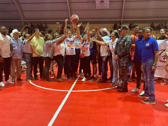 (VIDEO) Dan inicio al Torneo de Baloncesto Superior con Refuerzos en Dajabón
