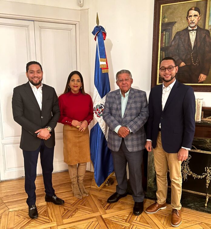Embajador dominicano en España recibe a delegación de comunicadores dominicanos
