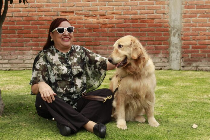 Abogada cuenta cómo fundó escuela de perros guías para ayudar a personas ciegas en América Latina