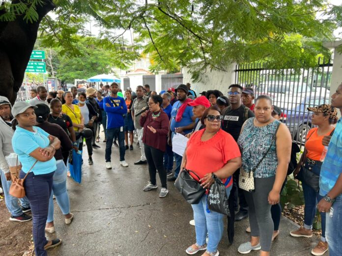 (VIDEO) Una vez más, maestros protestan frente al Minerd en demanda de nombramientos