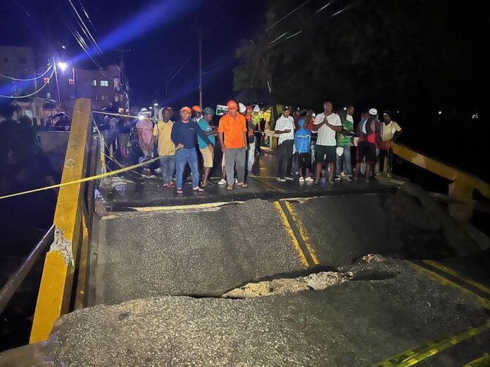 (VIDEO) MOPC reestablece de forma provisional paso peatonal de puente colapsado en Higüey