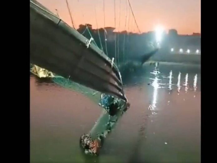 (VIDEO) Más de 60 muertos tras el colapso de un puente en el oeste de la India