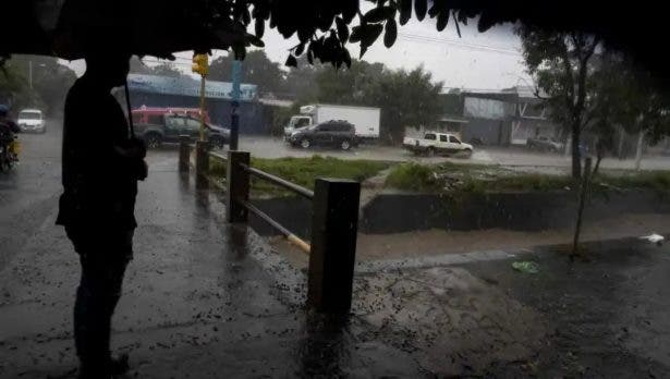 El Salvador suspende clases y declara alerta naranja por la tormenta Julia