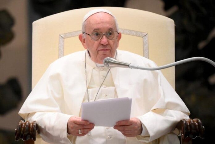 Papa pide nueva economía para frenar la guerra